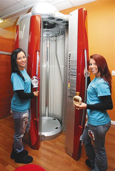 Assisting a customer at the tanning salon : r/Lela